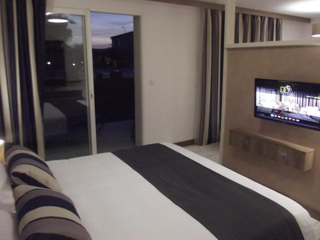 Hotel Le Domaine Des Oliviers Pierrelatte Habitación foto