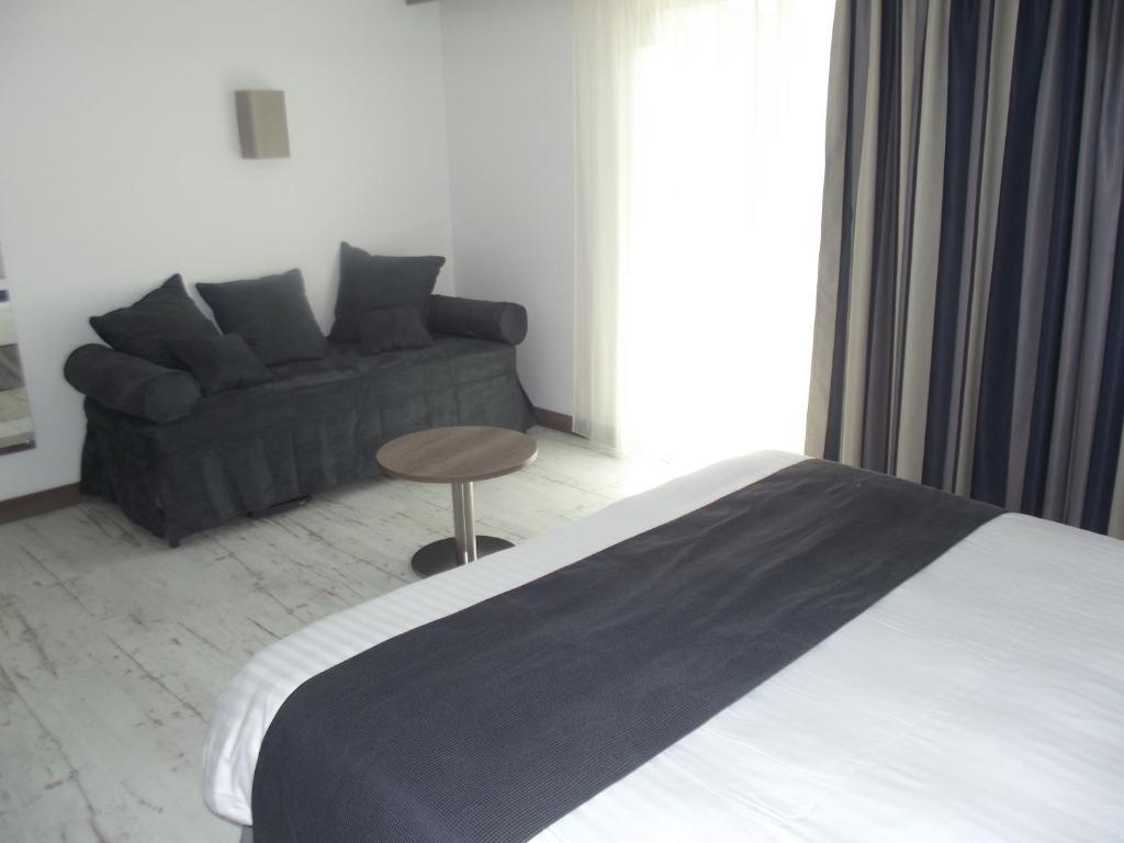 Hotel Le Domaine Des Oliviers Pierrelatte Habitación foto
